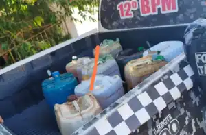 Polícia Militar prende homem com vasilhames de combustível furtado de ônibus escolares em Piripiri, Piauí.