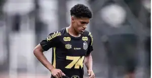 Souza, lateral-esquerdo do Santos, em campo antes de sua transferência para o Tottenham.