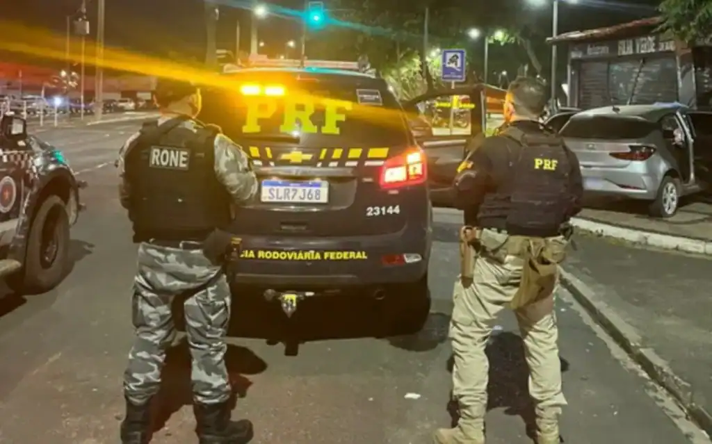 Viatura da Polícia Rodoviária Federal (PRF) em operação, com veículo Hyundai HB20 recuperado e pistola calibre .40 apreendida em Teresina.