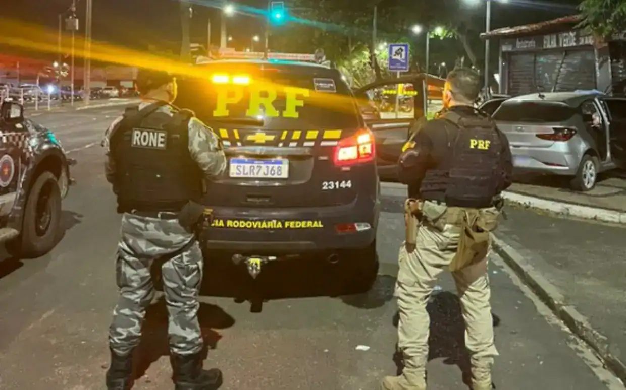 Viatura da Polícia Rodoviária Federal (PRF) em operação, com veículo Hyundai HB20 recuperado e pistola calibre .40 apreendida em Teresina.