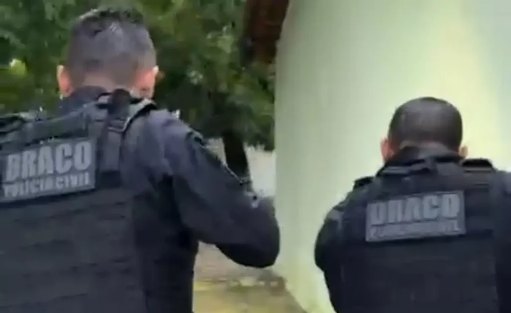 Policiais civis e militares em ação durante operação integrada contra o tráfico de drogas em Floriano, Piauí.