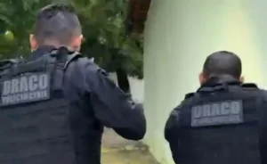 Policiais civis e militares em ação durante operação integrada contra o tráfico de drogas em Floriano, Piauí.