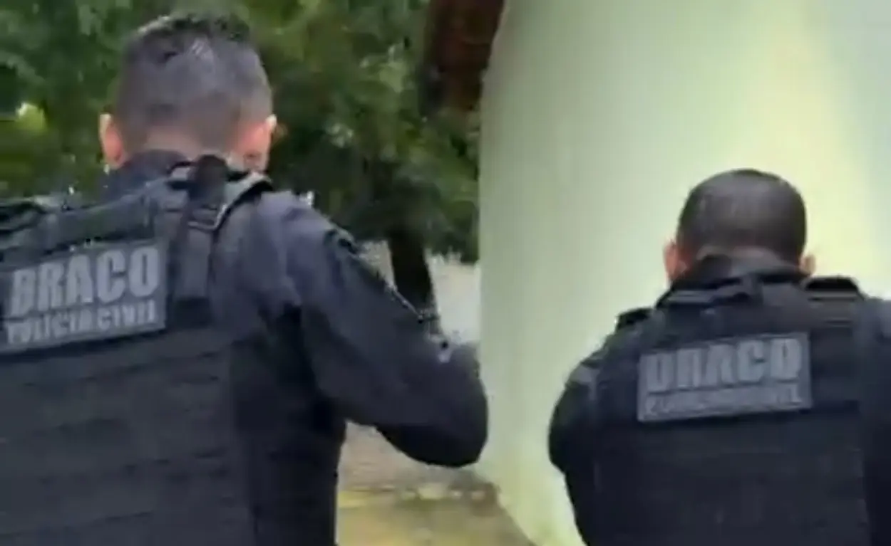 Policiais civis e militares em ação durante operação integrada contra o tráfico de drogas em Floriano, Piauí.