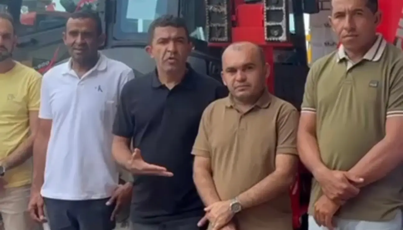 Ministro André Fufuca entrega retroescavadeira para São Francisco do Maranhão 1 Ministro do Esporte André Fufuca, prefeito Francisco e ex-prefeito Adelbarto Santos ao lado de uma retroescavadeira durante a entrega em São Luís.