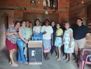 Grupo de amigos e Adelbatto Santos entregam fogão a gás e cesta básica para Dona Eva no povoado Patos, São Francisco do Maranhão.