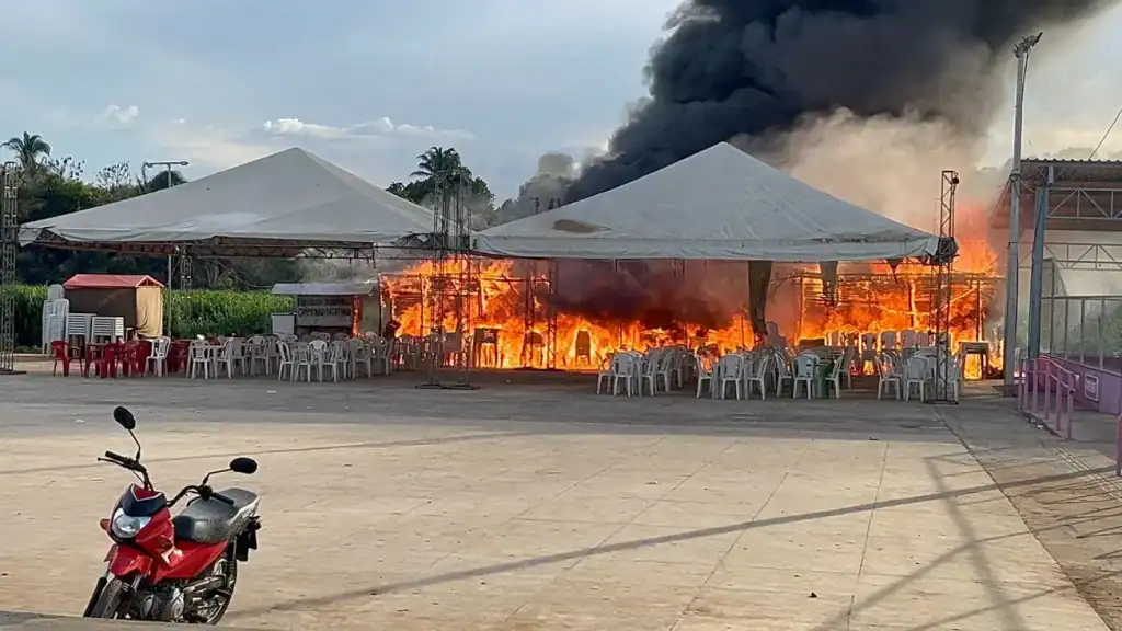 Incêndio de grandes proporções atinge e destrói barracas de comerciantes em festejo de São Sebastião, Lagoinha do Piauí.