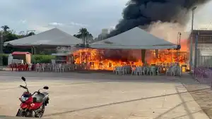 Incêndio de grandes proporções atinge e destrói barracas de comerciantes em festejo de São Sebastião, Lagoinha do Piauí.