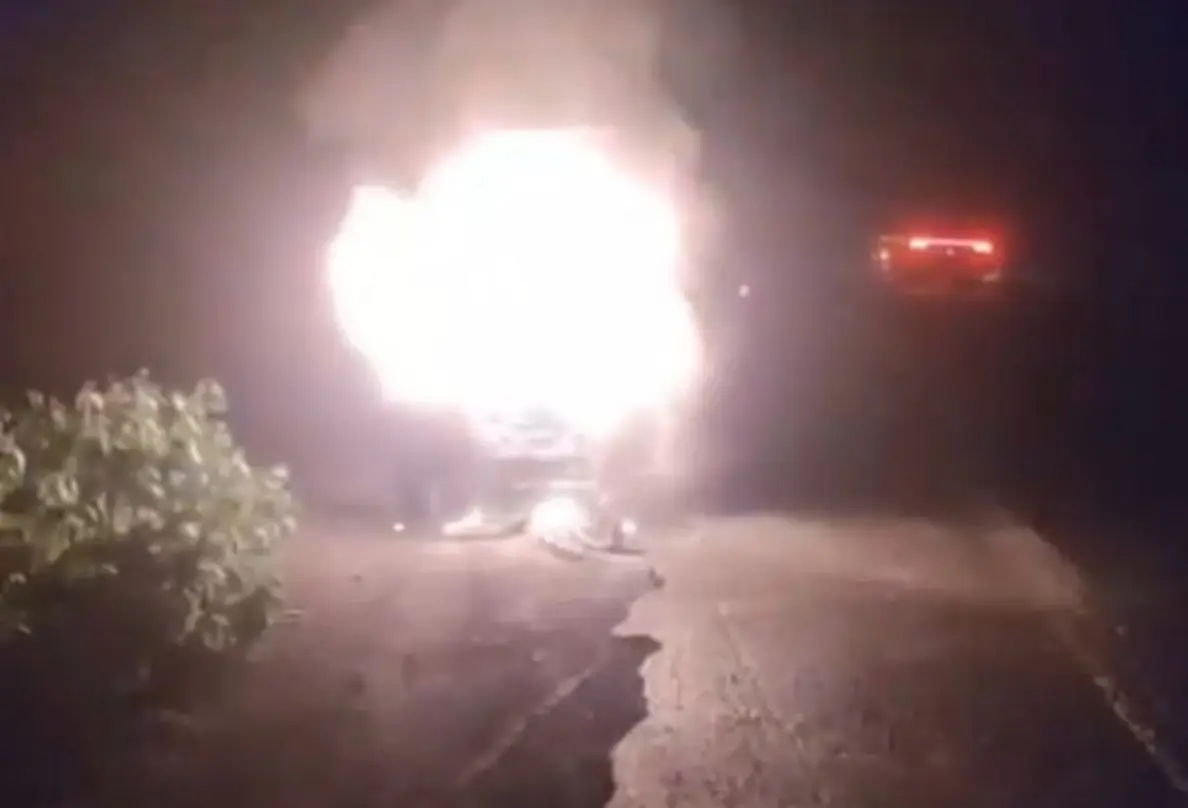 Ambulância do Hospital Regional Tibério Nunes completamente destruída por fogo após colisão com animal na rodovia em Floriano, Piauí.