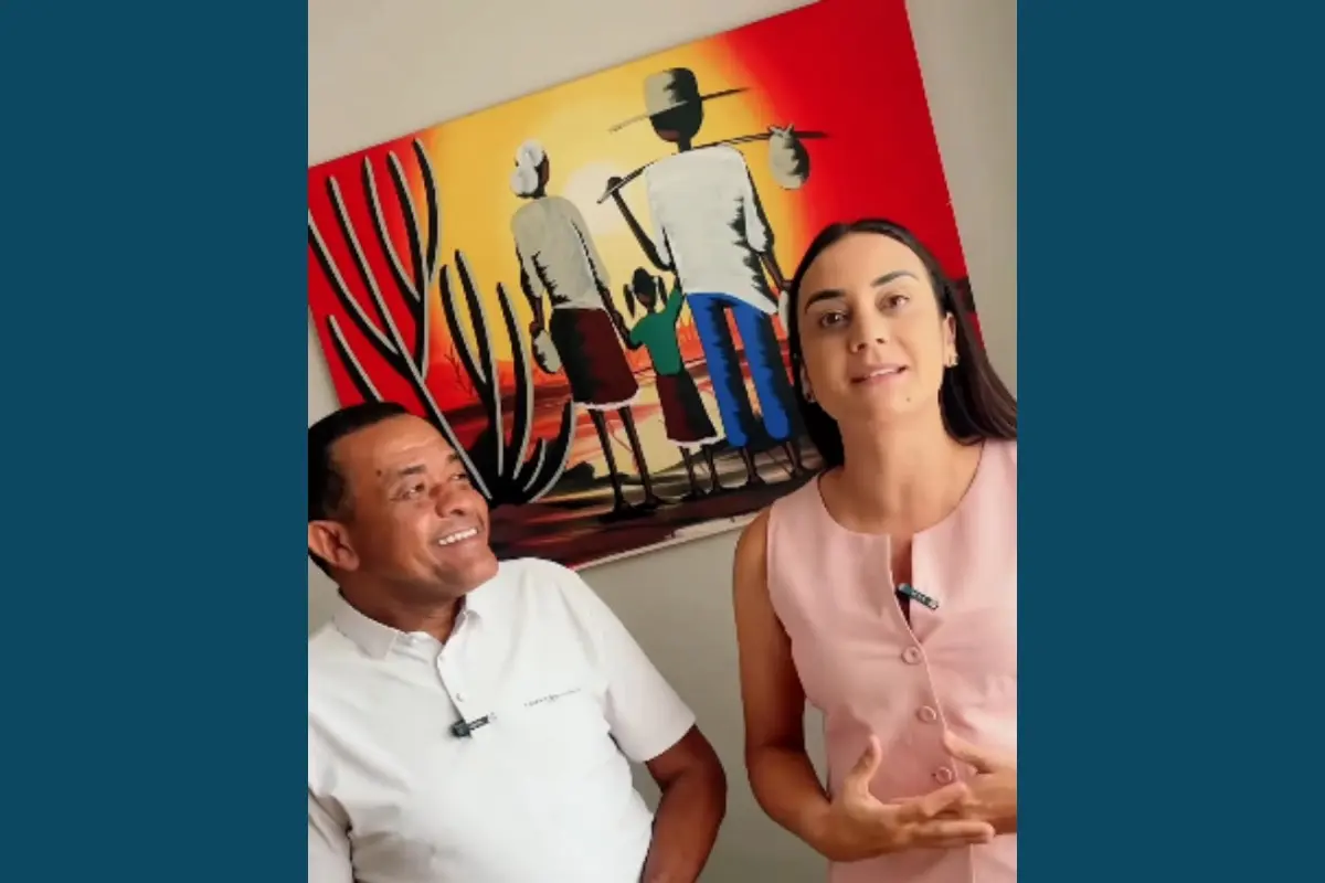 Prefeito Adriano Silva de Amarante assinando projeto de lei de reajuste salarial para professores e servidores da educação municipal.