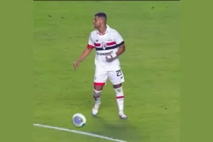 Volante Alisson em campo, com uniforme de jogo do São Paulo.