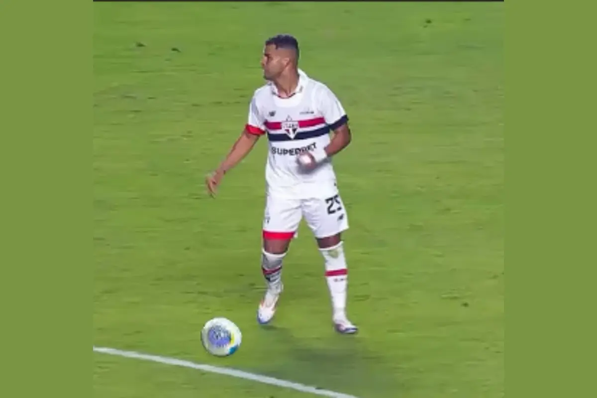 Volante Alisson em campo, com uniforme de jogo do São Paulo.