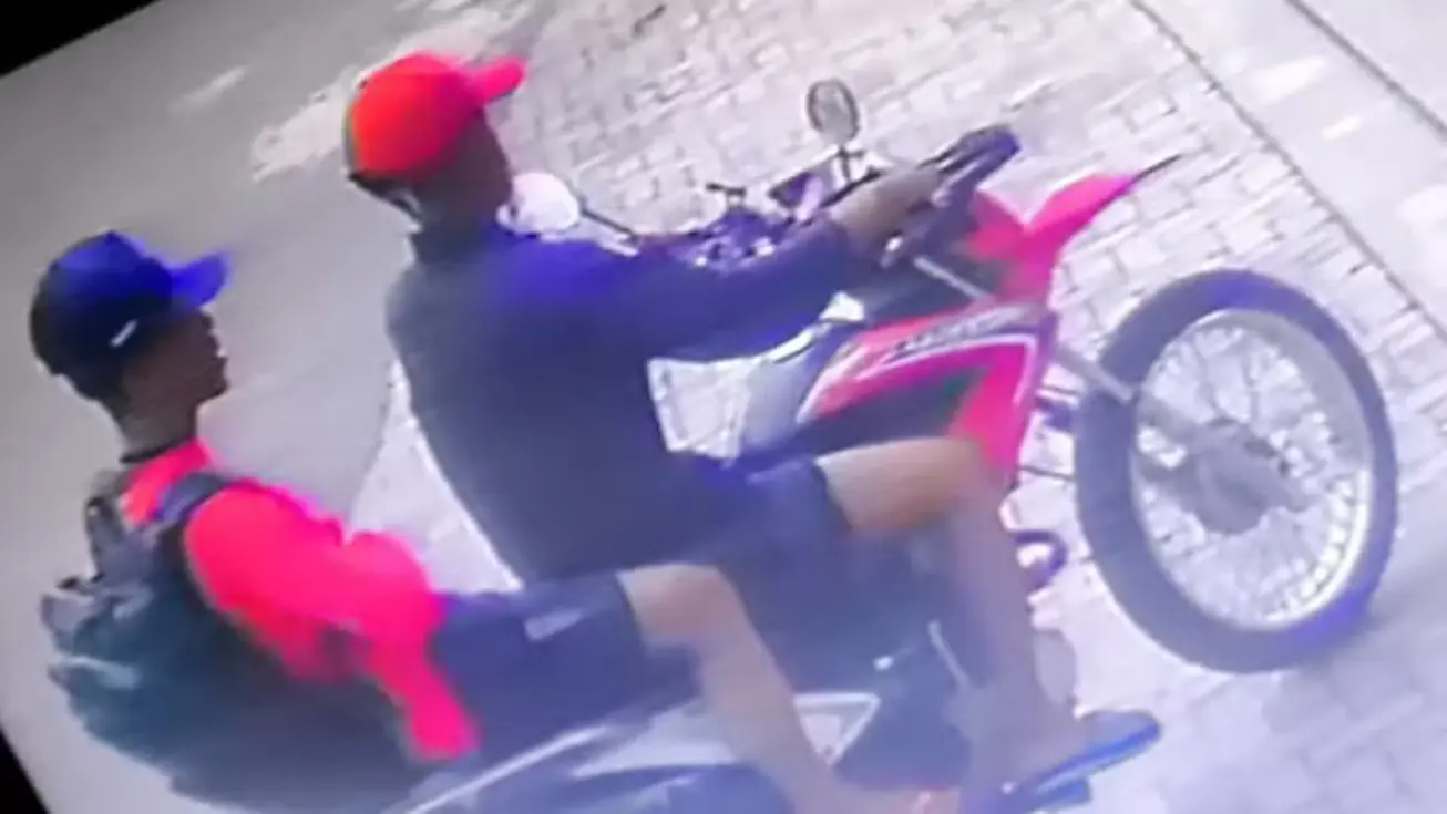 Dois criminosos armados assaltam supermercado em Caxias, Maranhão, em imagem de câmera de segurança.