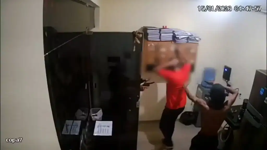 Dois criminosos armados rendem frentista durante assalto a posto de combustível em Santa Inês, Maranhão.