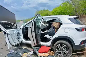 Veículos Hyundai Creta e Honda HR-V destruídos após colisão frontal fatal na BR-407 em Jaicós, Piauí.