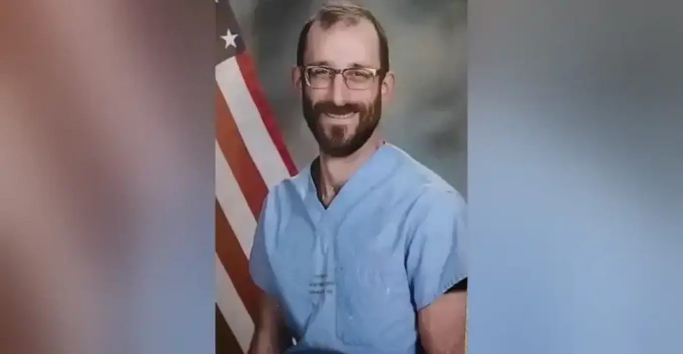 Manifestantes protestam em Minneapolis com forças de segurança após morte em operação federal.