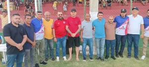 Adelbarto Santos, ex-prefeito, cumprimenta lideranças e população durante agenda política no Maranhão.