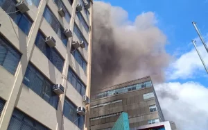 Bombeiros combatem incêndio no Instituto do Coração (Incor) em São Paulo.