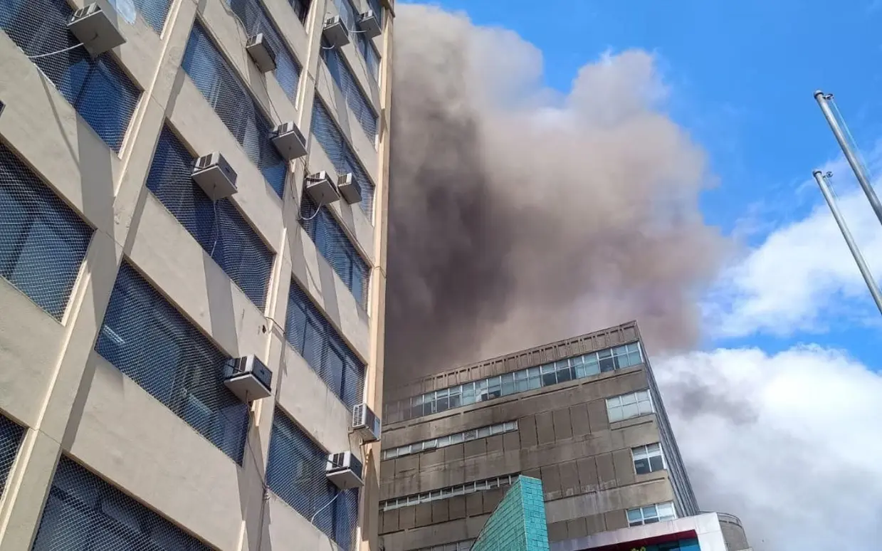 Bombeiros combatem incêndio no Instituto do Coração (Incor) em São Paulo.
