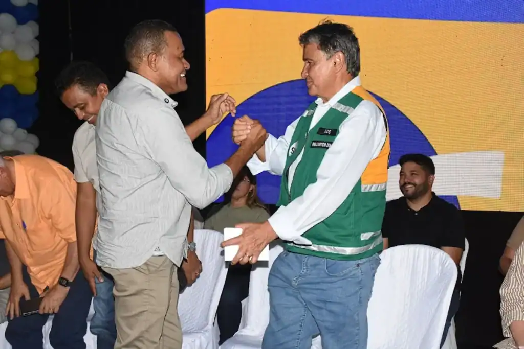 Ministro Wellington Dias e o prefeito de Amarante em evento de lançamento do programa Acredita no Primeiro Passo e polo de difusão de galinhas caipiras em Amarante, Piauí, ao lado de autoridades locais.