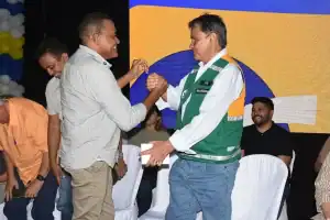 Ministro Wellington Dias e o prefeito de Amarante em evento de lançamento do programa Acredita no Primeiro Passo e polo de difusão de galinhas caipiras em Amarante, Piauí, ao lado de autoridades locais.