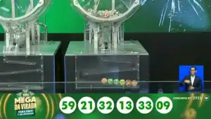 Prêmio recorde de R$ 1,09 bilhão da Mega da Virada 2025, com os números sorteados e o valor dividido entre os ganhadores.
