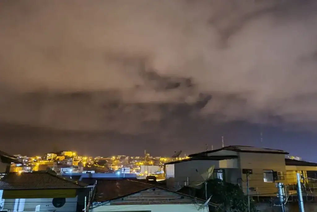 Céu escuro com nuvens de tempestade e chuva intensa, simbolizando os alertas do Inmet para o Piauí.