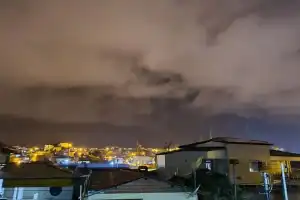 Céu escuro com nuvens de tempestade e chuva intensa, simbolizando os alertas do Inmet para o Piauí.