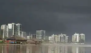 Céu escuro com nuvens de tempestade e chuva forte, simbolizando o alerta laranja do Inmet para chuvas intensas no Maranhão.