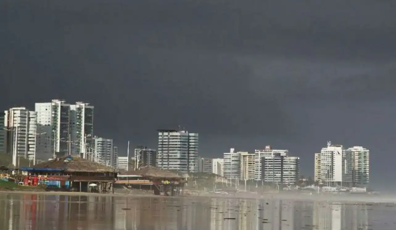 Céu escuro com nuvens de tempestade e chuva forte, simbolizando o alerta laranja do Inmet para chuvas intensas no Maranhão.