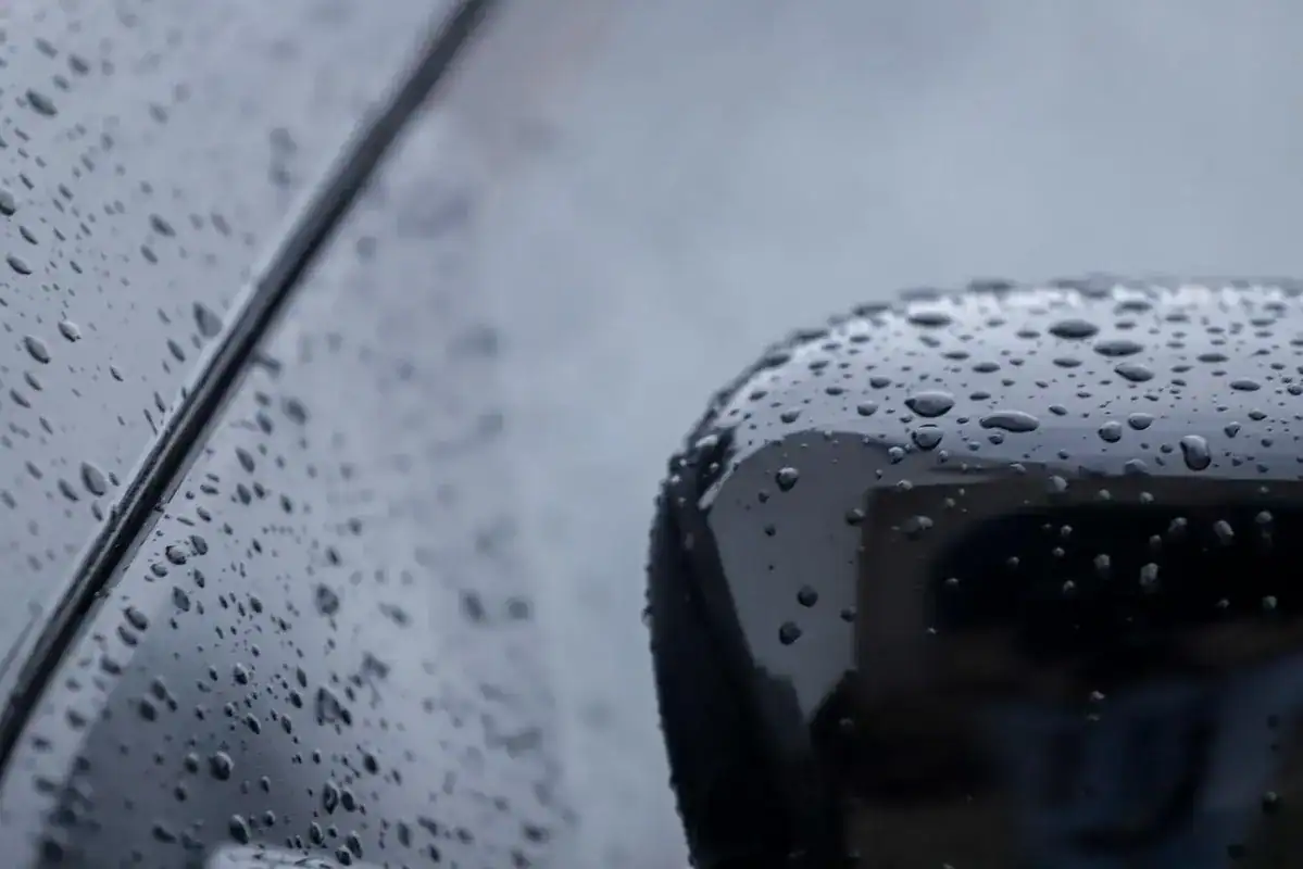 Ilustração de sol forte e termômetro marcando alta temperatura sobre o mapa do Piauí, simbolizando o calor e a seca persistentes.