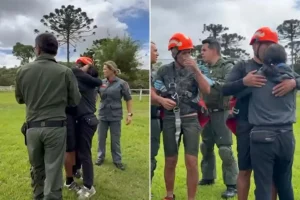 Hélio Neto, estudante de Engenharia Civil, em beca e capelo, posa com botijão de gás na formatura em Piripiri.