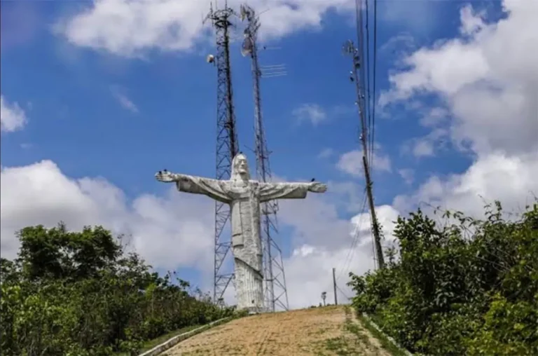 Em Miguel Alves, estátua do Cristo Redentor desaba após chuvas e ventos de 80 km/h