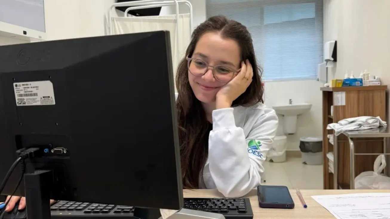 Foto da médica Julia Picinini Pelinson, 25 anos, que faleceu em colisão na BR-282 em Santa Catarina.