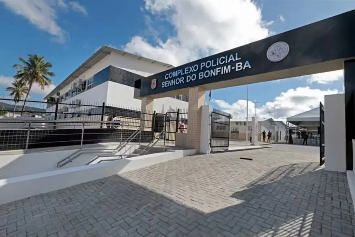 Viaturas da Polícia Civil estacionadas, simbolizando a investigação e prisão de suspeito