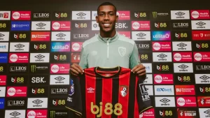 Atacante Rayan com uniforme do Bournemouth em campo de futebol