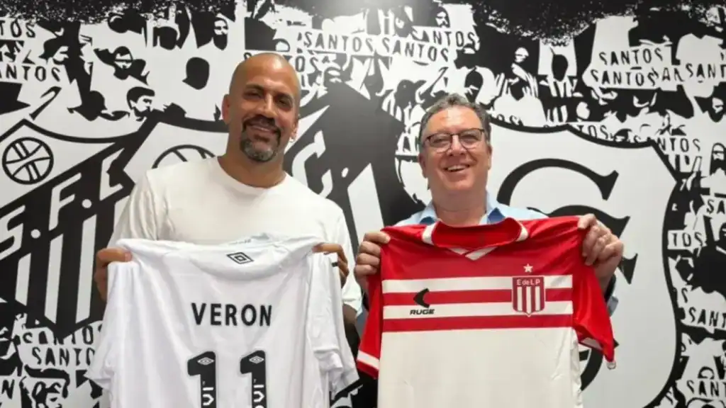 Juan Sebastián Verón, presidente do Estudiantes, e Marcelo Teixeira, presidente do Santos, em reunião para discutir parcerias institucionais e comerciais.