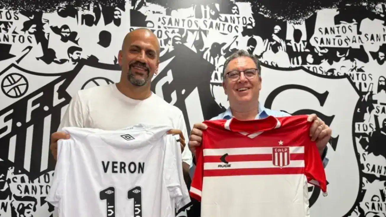 Juan Sebastián Verón, presidente do Estudiantes, e Marcelo Teixeira, presidente do Santos, em reunião para discutir parcerias institucionais e comerciais.