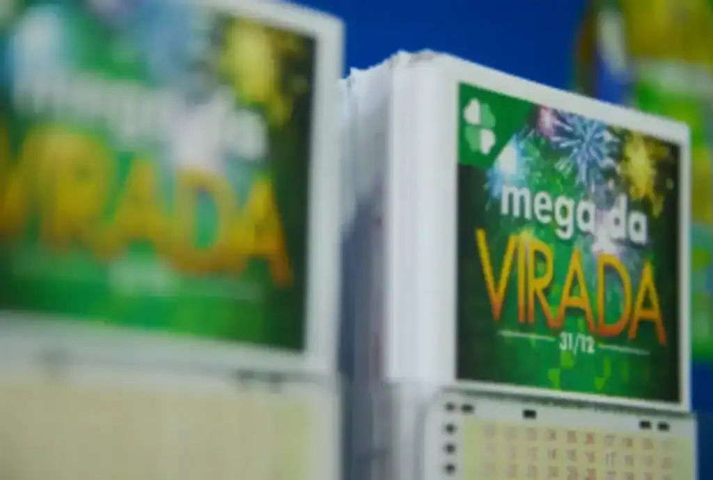 Mãos segurando bilhete da Mega da Virada e notas de dinheiro, simbolizando o resgate do prêmio.