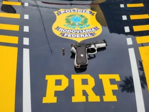 Pistola de calibre permitido e munição intacta apreendidas pela Polícia Rodoviária Federal em Picos, Piauí.