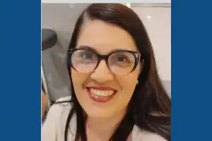 Vista aérea do local do acidente fatal em Paulista com equipes de resgate, polícia e caminhão de lixo.