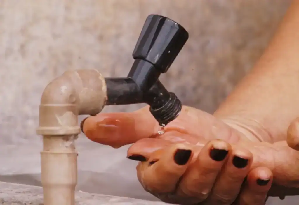 Equipe da Águas do Piauí realizando manutenção emergencial em rede de água DN 60mm em Amarante, Piauí.