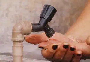 Equipe da Águas do Piauí realizando manutenção emergencial em rede de água DN 60mm em Amarante, Piauí.