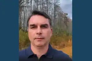 Senador Flávio Bolsonaro (PL-RJ) em pronunciamento, criticando a postura do governo.