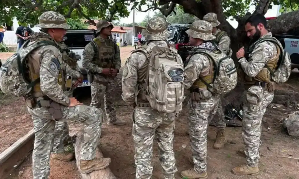 Equipes de busca com cães farejadores em mata densa durante operação por crianças desaparecidas no Quilombo de São Sebastião dos Pretos, Bacabal (MA).