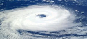 Ciclone extratropical em imagem de satélite sobre a costa de São Paulo e Rio de Janeiro, com nuvens de tempestade.