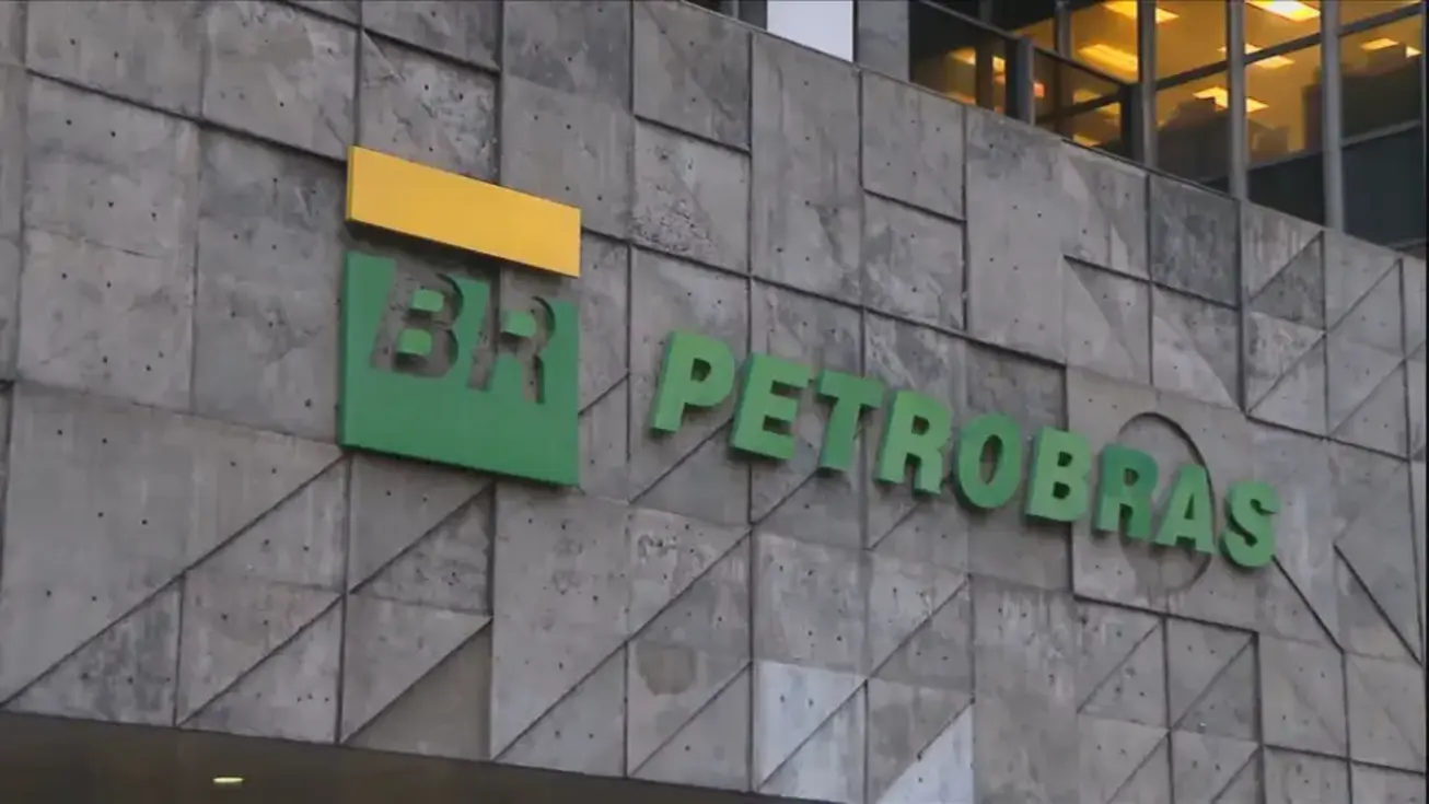 Bico de abastecimento de gasolina em posto, ilustrando a redução de preço da Petrobras