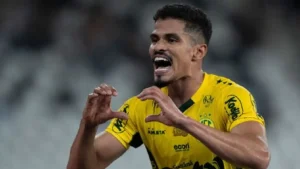 Lucas Ramon, lateral-direito, em ação no campo de futebol, como novo reforço do São Paulo.