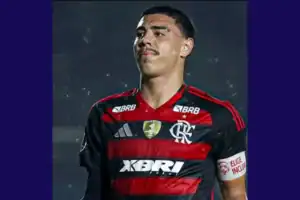 Zagueiro Iago, do Flamengo, em campo com uniforme rubro-negro