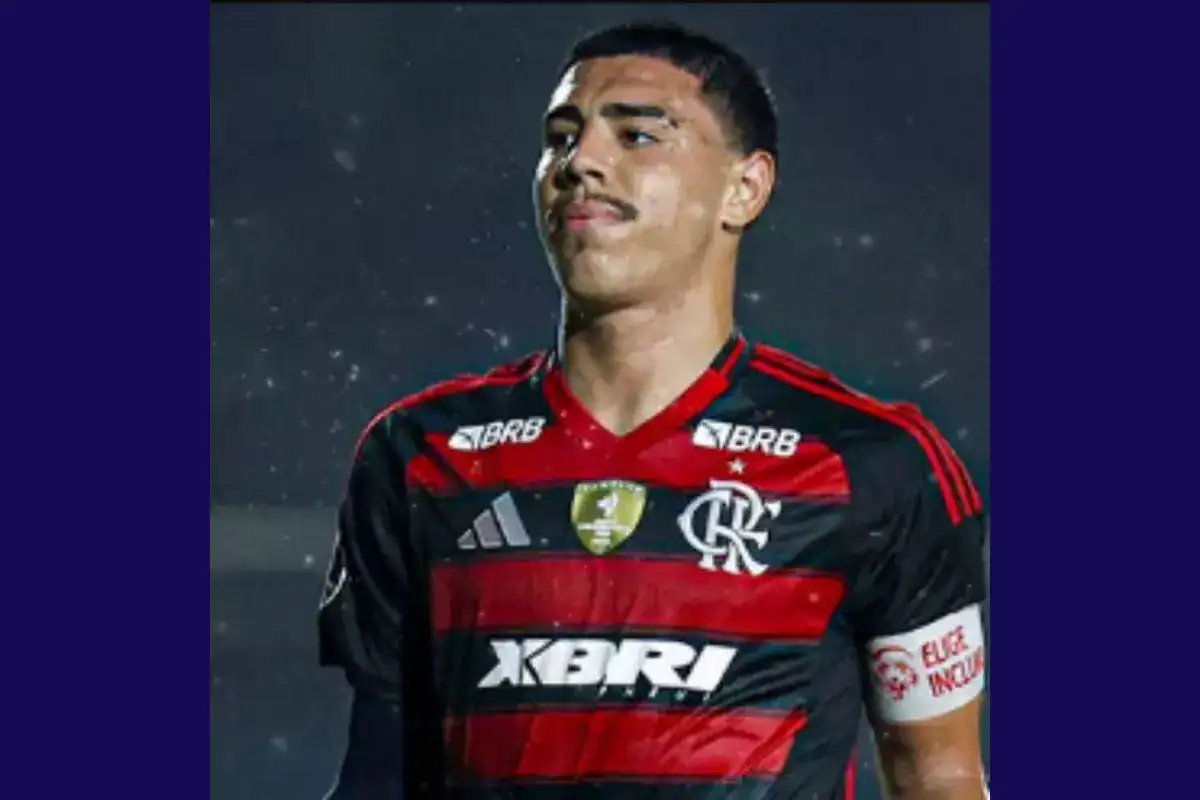 Zagueiro Iago, do Flamengo, em campo com uniforme rubro-negro