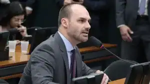 Eduardo Bolsonaro, ex-deputado federal, em imagem que remete ao seu retorno como escrivão da Polícia Federal.